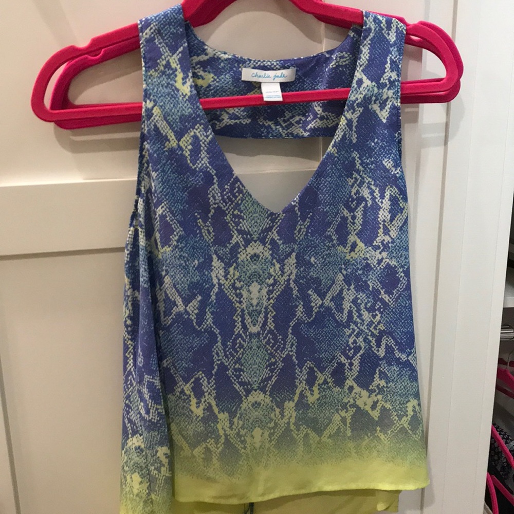 sleeveless shirt